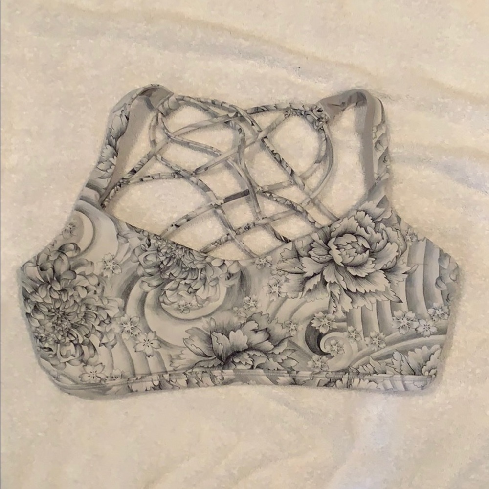 Lululemon never worn “Free To Be” floral bra